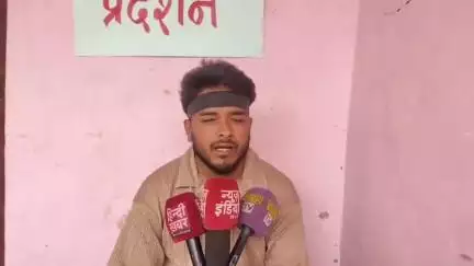 बेरीनाग: देवीनगर शाहगराऊं सकनौली मोटर मार्ग को लेकर छात्र नेता ने शुरू किया धरना