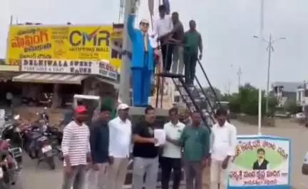 ఎల్లారెడ్డి: జర్నలిస్ట్‌ కొమ్మినేని శ్రీనివాస్ అరెస్టుకు నిరసనగా పట్టణంలో అంబేడ్కర్ విగ్రహానికి వినతి పత్రాన్ని అందజేసిన జర్నలిస్టులు