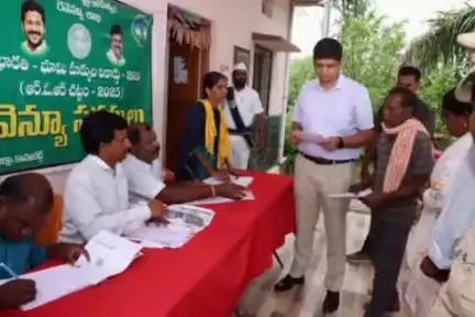 దోమకొండ: సంగమేశ్వర్ గ్రామంలోని భూభారతి రెవెన్యూ సదస్సును ఆకస్మికంగా పరిశీలించిన జిల్లా కలెక్టర్ ఆశిష్ సంగ్వాన్