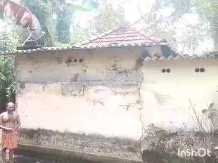 കുട്ടനാട്: നടുഭാഗത്ത് വീടിന് മുകളിൽ മരം വീണ് മേൽക്കൂര തകർന്നു, ഗൃഹനാഥന് പരിക്ക്