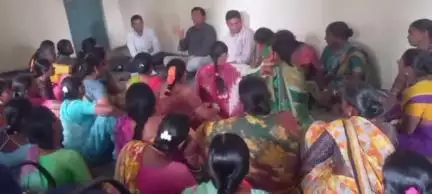 నర్సాపూర్: రామచంద్ర పూర్‌లో మహిళా సంఘాల సమైక్య సభ్యులతో సమావేశమైన అధికారులు, మహిళలు ఆర్థిక, సామాజిక, రాజకీయ సమానత్వం సాధించాలని పిలుపు