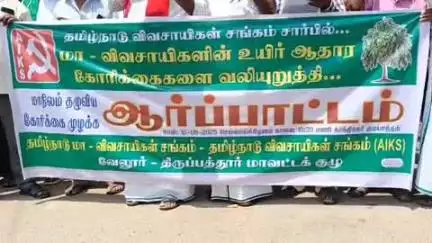 குடியாத்தம்: தமிழக அரசு ஒரு டன் மாம்பழத்திற்கு ₹12 ஆயிரம் விலை நிர்ணயம் செய்ய வேண்டும் - காந்திநகர் பகுதியில் விவசாயிகள் ஆர்ப்பாட்டம்