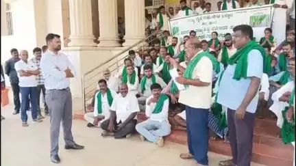 ನಂಜನಗೂಡು: ಕಬ್ಬು ಬೆಳೆಯ ಎಫ್‌ಆರ್‌ಪಿ ಪುನರ್ ಪರಿಶೀಲನೆಗೆ ಒತ್ತಾಯಿಸಿ ಪಟ್ಟಣದ ತಾಲ್ಲೂಕು ಕಚೇರಿ ಮುಂದೆ ರೈತ ಮುಖಂಡರ ಪ್ರತಿಭಟನೆ