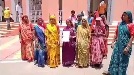 शिवपुरी नगर: मझेरा की आमदाड़ कॉलोनी में आवास योजना से वंचित 25 आदिवासी परिवार खुले में रहने को हैं मजबूर, कलेक्टर से लगाई गुहार