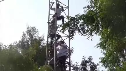 बागलाण: शहरातील महामार्गावरील अतिक्रमण हटवण्यासाठी तहसीलच्या आवारात टॉवरवर चढून नागरिकांचे अनोखे आंदोलन