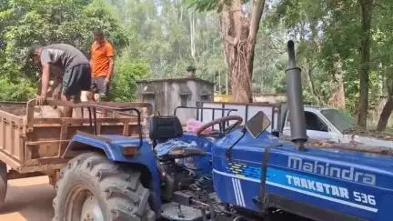 पाकरटांड: किनबिरा जंगल से वन विभाग ने अवैध लकड़ी से लदा ट्रैक्टर किया ज़ब्त, आगे की कार्रवाई जारी