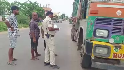 పెద్దపల్లి: బండారి కుంట వద్ద ఇంజనీరింగ్ విద్యార్థుల రోడ్డు ప్రమాదానికి కారణమైన లారీ నిర్వాహకులపై కేసు నమోదు చేసిన పోలీసులు