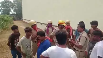 রাজগঞ্জ: ভাণ্ডানি পাড়ায় একটি হিমঘরে অ্যামোনিয়া গ্যাস লিক করার জেরে আতঙ্ক, ঘটনাস্থানে দমকলের কর্মীরা