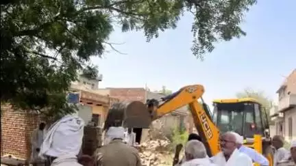 तोशाम: बीडीपीओ विनोद सांगवान के नेतृत्व में प्रशासन और पुलिस टीम ने सरकारी जमीन से हटाए अवैध कब्जे