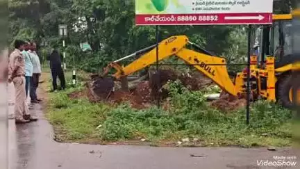 గజపతినగరం: ముద్దూరు జంక్షన్‌లో జాతీయ రహదారిపై ప్రమాదాలకు కారణమవుతున్న జంగిల్స్‌ను జేసీబీతో క్లియర్ చేయించిన ఎస్ఐ మహేష్