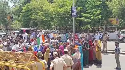 बड़गांव: खेरोदा में विद्युत अपग्रेड स्टेशन को भूमि आवंटन करने के विरोध में ग्रामीणों ने कलेक्ट्रेट पर किया प्रदर्शन #jansamasya