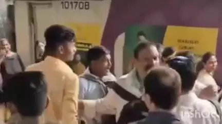 अंबरनाथ: बदलापूर रेल्वे स्थानकावर प्रवाशांमध्ये झाली हाणामारी; व्हिडीओ व्हायरल