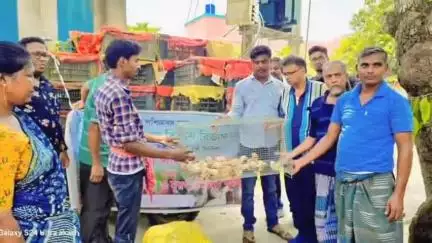 ভাঙড় ১: বোদরা গ্রাম পঞ্চায়েতের তরফে সাধারণ মানুষের মধ্যে মুরগির বাচ্চা বিতরণ