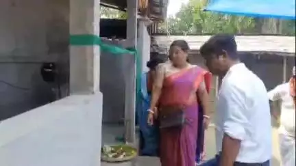 মাথাভাঙা ২: পারাডুবি সংলগ্ন এলাকায় আবাস যোজনা প্রকল্পের  জেলার প্রথম উপভোক্তার ঘরের উদ্বোধন করলেন ভারপ্রাপ্ত প্রধান