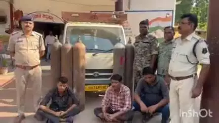 वाड्रफनगर: वाड्रफनगर नगर पंचायत क्षेत्र में ऑक्सीजन सिलेंडर चोरी के मामले में 3 आरोपियों को किया गया गिरफ्तार