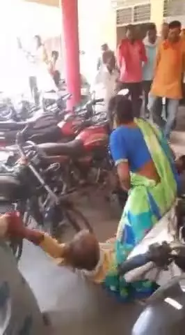 माधौगढ़: माधौगढ़ तहसील में दो महिलाएं बुजुर्ग को घसीट रही हैं, दो युवा आपस में मारपीट कर रहे हैं, वीडियो वायरल