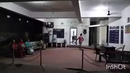 कुनकुरी: कुनकुरी पुलिस पेट्रोलिंग ने सड़क पर घायल पड़ी महिला को युवक की मदद से अस्पताल पहुंचाया, लोधमा गांव की घटना
