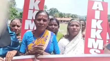 ಅಳ್ನಾವರ: ನರೇಗಾ ಯೋಜನೆಯಡಿ ಕೃಷಿ ಕಾರ್ಮಿಕರಿಗೆ ಕೆಲಸ ನೀಡುವಂತೆ ಆಗ್ರಹಿಸಿ ಕಂಬಾರಗಣವಿಯಲ್ಲಿ ರೈತ ಕೃಷಿ ಕಾರ್ಮಿಕ ಸಂಘಟನೆಯಿಂದ ಪ್ರತಿಭಟನೆ #localissue