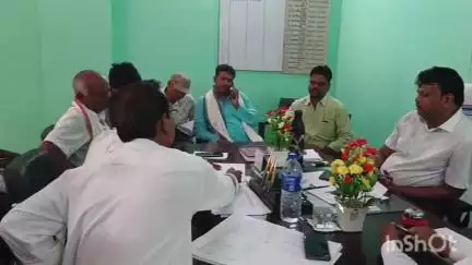 गावां: अंचल कार्यालय में सीओ ने राजनीतिक दलों के साथ की बैठक