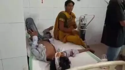 कुचायकोट: गोपालपुर थाना क्षेत्र के रामपुर जागा गांव के पास अज्ञात वाहन की टक्कर से मोटरसाइकिल सवार दो लोग घायल