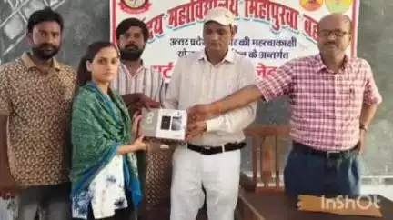मिहींपुरवा: मिहींपुरवा के सर्वोदय पीजी कॉलेज में छात्राओं को टैबलेट का वितरण किया गया