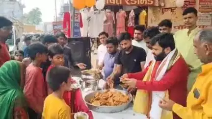 सोहावल: ज्येष्ठ मास के पांचवें बड़े मंगलवार को बीकापुर विधायक अमित सिंह चौहान ने सुचितागंज बाजार में भंडारे की शुरुआत कराई