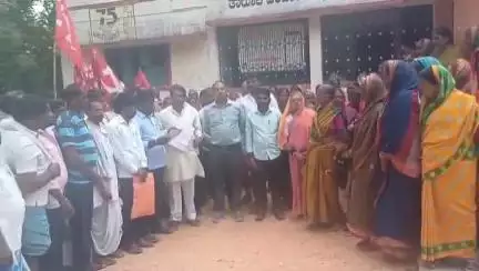 ಶೋರಾಪುರ: ಆಲ್ದಾಳ ಗ್ರಾಮ ಪಂ.ವ್ಯಾಪ್ತಿಯ ಕೂಲಿ ಕಾರ್ಮಿಕರಿಗೆ ಉದ್ಯೋಗ ಖಾತ್ರಿ ಯೋಜನೆಯಲ್ಲಿ ಕೆಲಸ ನೀಡುವಂತೆ ತಾಲೂಕು ಪಂಚಾಯಿತಿ ಮುಂದೆ ಪ್ರತಿಭಟನೆ
