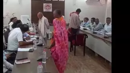 हनुमना: हनुमना तहसील क्षेत्र के दो दर्जन से अधिक किसान समस्या लेकर कलेक्ट्रेट कार्यालय पहुंचे, कलेक्टर को सुनाई पीड़ा
