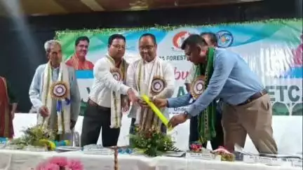 কাঞ্চনপুর: দশদা কমিউনিটি হলে আয়োজিত অনুষ্টানে উপস্থিত রাজ্যের বনমন্ত্রী অনিমেষ দেববর্মা সহ অন্যান্যরা