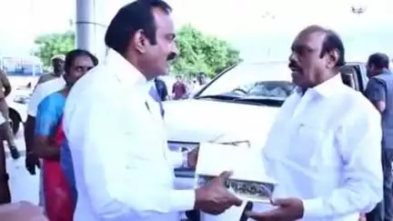 பெருந்துறை: விஜயமங்கலம் டோல்கேட் பகுதியில் நாளை முதல்வர் வருகை ஓட்டி நடைபெற்று வரும் இறுதி கட்டப் பணிகளை அமைச்சர்கள் ஆய்வு