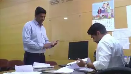सांवेर: हाईकोर्ट के आदेश के बाद भी किसान को ज़मीन नहीं मिली, गौतमपुरा तहसीलदार की शिकायत लेकर किसान एडीएम गौरव बेनल से मिला