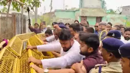 अकलतरा: अकलतरा में कांग्रेस ने विधायक राघवेंद्र सिंह के नेतृत्व में बीईओ ऑफिस का किया घेराव, युक्तियुक्तकरण का किया विरोध