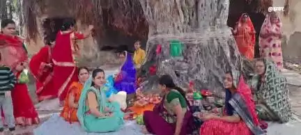 खंडवा नगर: महिलाओं ने वट वृक्ष को कच्चा सूत्र बांधकर अपने सुहाग की लंबी उम्र के लिए किया व्रत