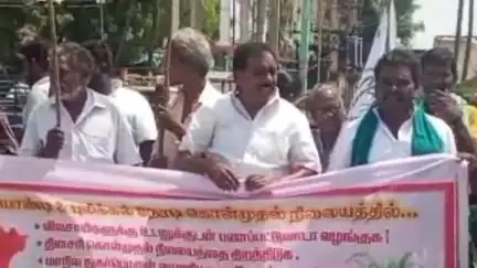 கண்டச்சிபுரம்: வீரபாண்டி கிராமத்தில் ஒன்றரை கோடி ரூபாய் நிலுவைத் தொகையை வழங்க கோரி மத்திய அரசை கண்டித்து  கண்டன ஆர்ப்பாட்டம்.