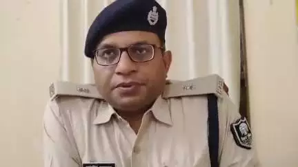 सोनबरसा: भूतही रजिस्ट्री ऑफिस के पास दिल्ली नंबर की कार से शराब बरामद