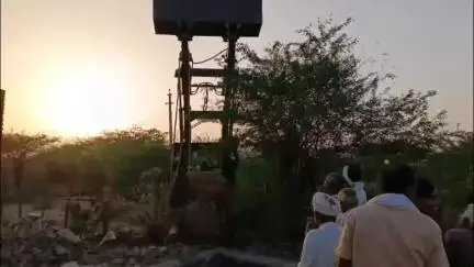 इंद्रगढ़: डड़वाडा में 20 फीट गहरे गड्ढे में गिरा गोवंश, ग्रामीणों ने लोडर मशीन से निकालकर बचाई जान