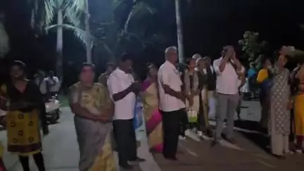 పుట్టకొండకు వచ్చిన లక్ష్మీనరసింహస్వామి స్వామివారిని చూసేందుకు పోటెత్తిన భక్తులు