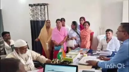 मंझिआंव: मईयां सम्मान योजना की किस्त न आने से परेशान मझिआंव की महिलाएं, सीओ से की शिकायत