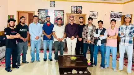मनाली: पूर्व मंत्री गोविंद ठाकुर से मिले रुमसू युवक मंडल के युवा, गांव में होने वाले मेले का दिया निमंत्रण
