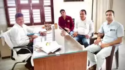 चरखी दादरी: बाढडा खंड समन्वयक सहित अन्य लोगों ने बाढडा वन विभाग अधिकारी से मुलाकात की, 'एक पेड़ मां के नाम' अभियान पर हुई चर्चा