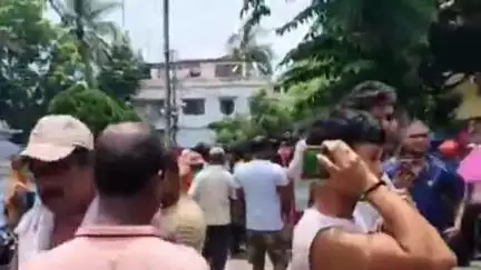 কল্যাণী: স্মার্ট মিটার বাতিলের দাবিতে কল্যাণীর সেন্টাল পার্ক বিদ্যুৎ দপ্তরে এসিস্ট্যান্ট ম্যানেজারের অফিস ঘেরাও