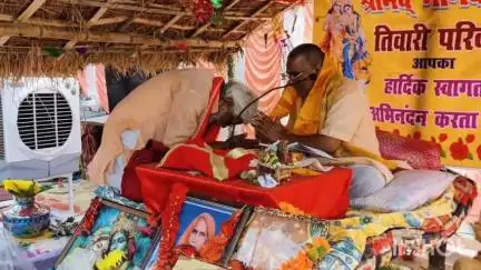 त्योंथर: अतरसुई में आयोजित श्रीमद् भागवत कथा सुनने पहुंचे पूर्व विधायक श्यामलाल द्विवेदी और अन्य भक्तगण
