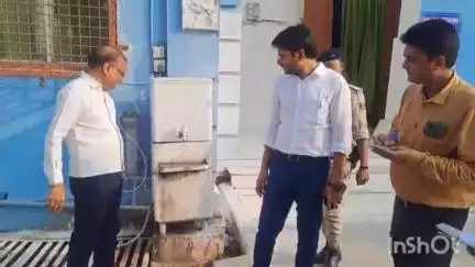 मुंगेर: सदर अस्पताल में अनियमितता की शिकायत पर डीएम अरविंद कुमार वर्मा ने किया औचक निरीक्षण