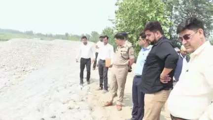 स्वार: छपर्रा कोसी नदी घाट का रामपुर के जिलाधिकारी और पुलिस अधीक्षक ने किया निरीक्षण