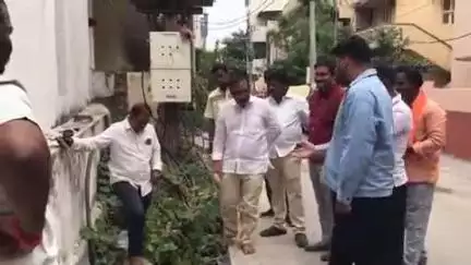 మేడ్చల్: మల్కాజిగిరిలో బోర్వెల్ పాయింట్లను పరిశీలించిన కార్పొరేటర్ శ్రవణ్