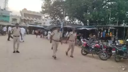 రోడ్డు భద్రత నిబంధనలను అతిక్రమిస్తే కఠిన చర్యలు తప్పవని పుట్టపర్తి, పెనుకొండలో వాహనదారులకు పోలీసులు హెచ్చరిక