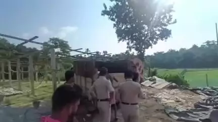 কুমারঘাট: পেঁচারথল থানার পুলিশের হাতে ১০টি গরু সহ একটি গাড়ি এবং চালক সহ চালক