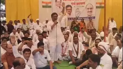 सनावद: ब्लॉक कांग्रेस कमेटी ने सनावद में किसानों की समस्याओं को लेकर किया धरना प्रदर्शन, राष्ट्रपति के नाम दिया ज्ञापन