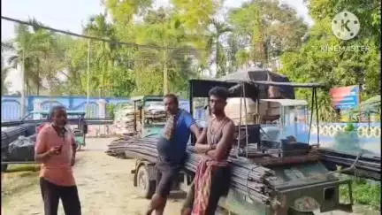 রায়গঞ্জ: টোটো ও ভুটভুটিতে বিপজ্জনক ভাবে পন্য পরিবহনের অভিযোগে ১০ যানকে আটক করলো রায়গঞ্জ ট্রাফিক পুলিশ