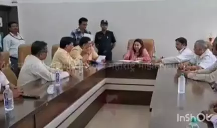 कुडाळ: सिंधुदुर्ग शासकीय वैद्यकीय महाविद्यालयातील भ्रष्टाचाराची सहसंचालकांसमोर उबाठा शिष्टमंडळाने केली पोलखोल